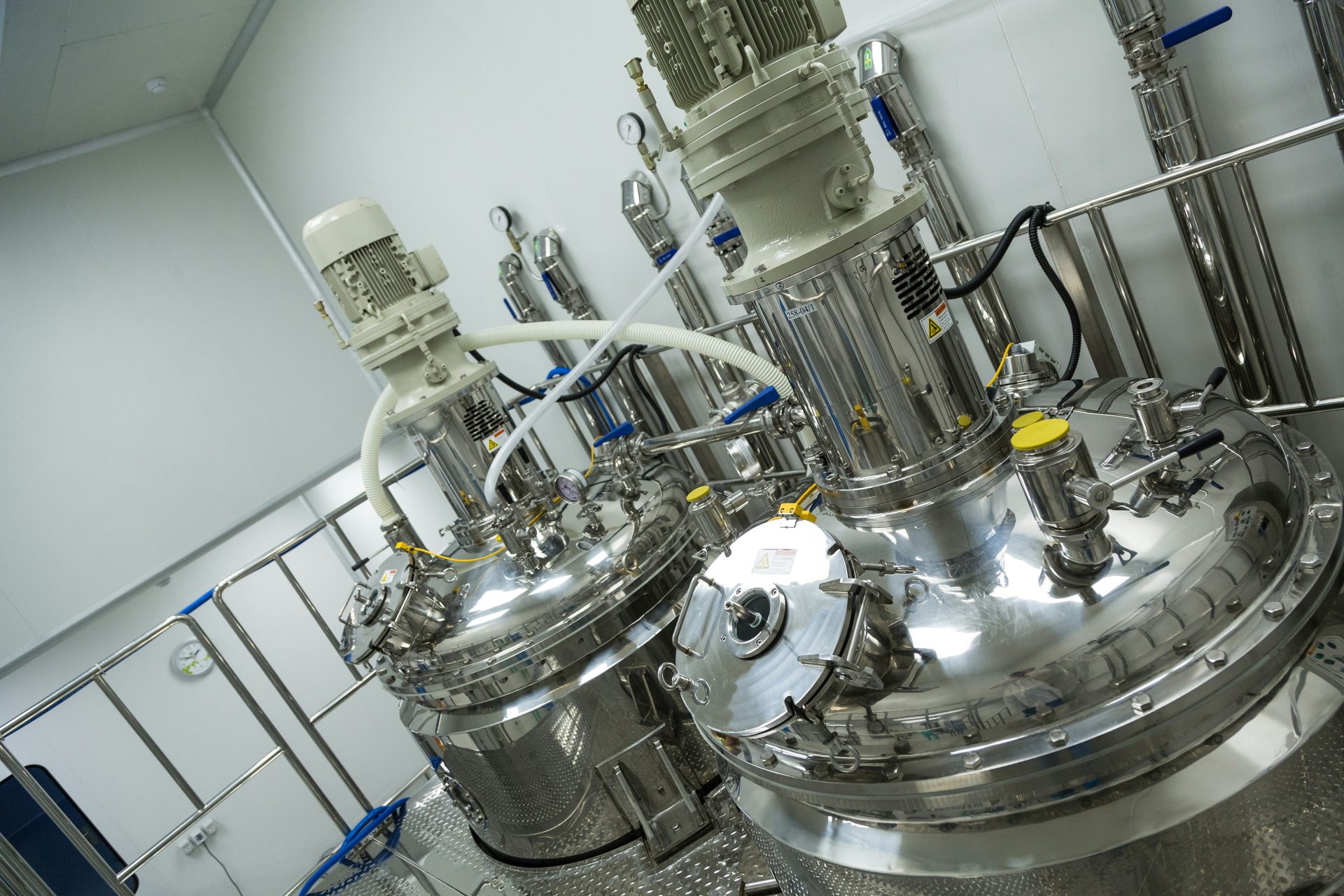 Solvent reactors and mixers in stainless steel, in a clean chemical-process environment